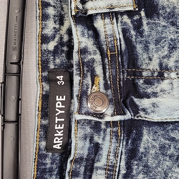 Arketype Distressed Jean Shorts - Picture 2 of 4